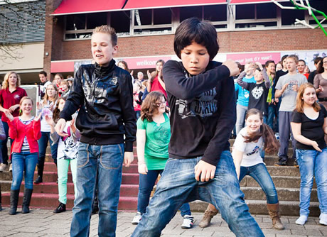 http://www.kloonfabriek.nl/uploads/ckvfabriek/images/workshops/flashmob-workshop_thumb.jpg